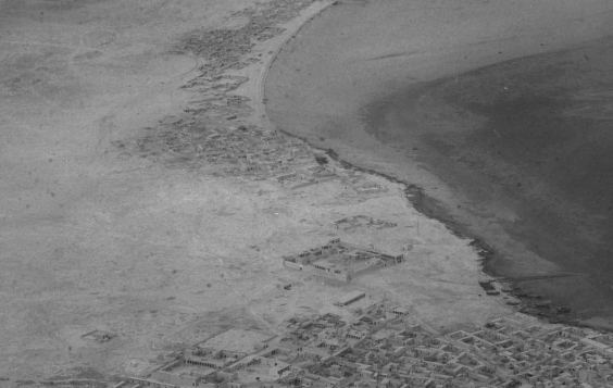 Aerial view in 1947 showing Bidda in the background, Doha in the foreground, and the Amiri Diwan in-between